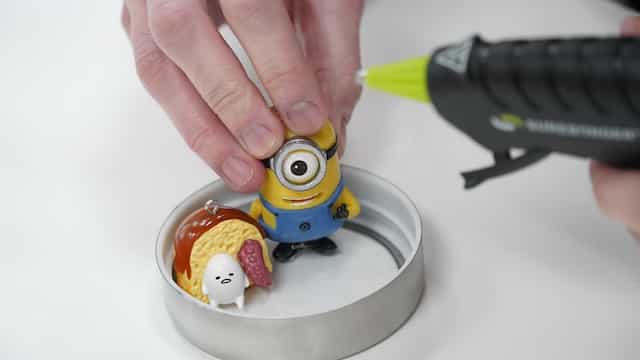 Placing figures on a jar lid